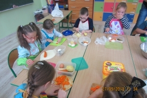 Zajęcia kulinarne w klasie 1 a – sałatka warzywna